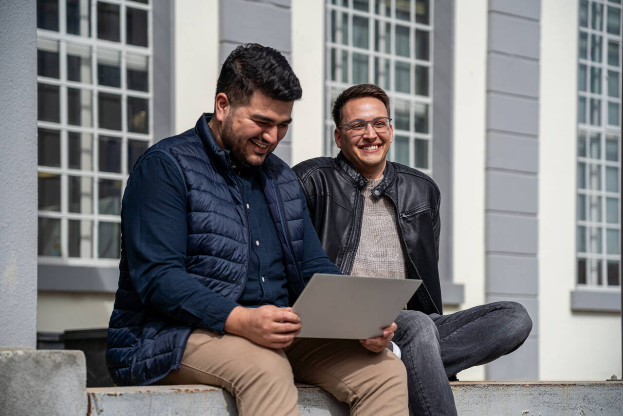 laptop_nour_denis.jpg Wo Finanzwissen auf Datenkompetenz trifft, beginnt dein Wirkungsfeld